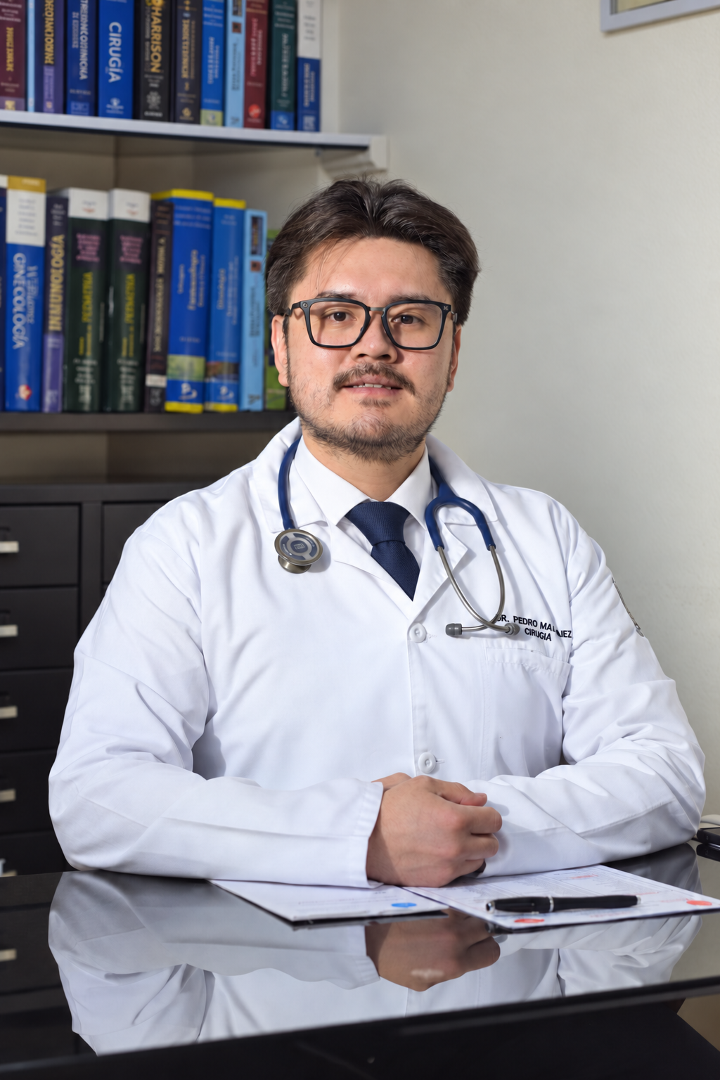 Dr. Pedro Martínez en su consultorio