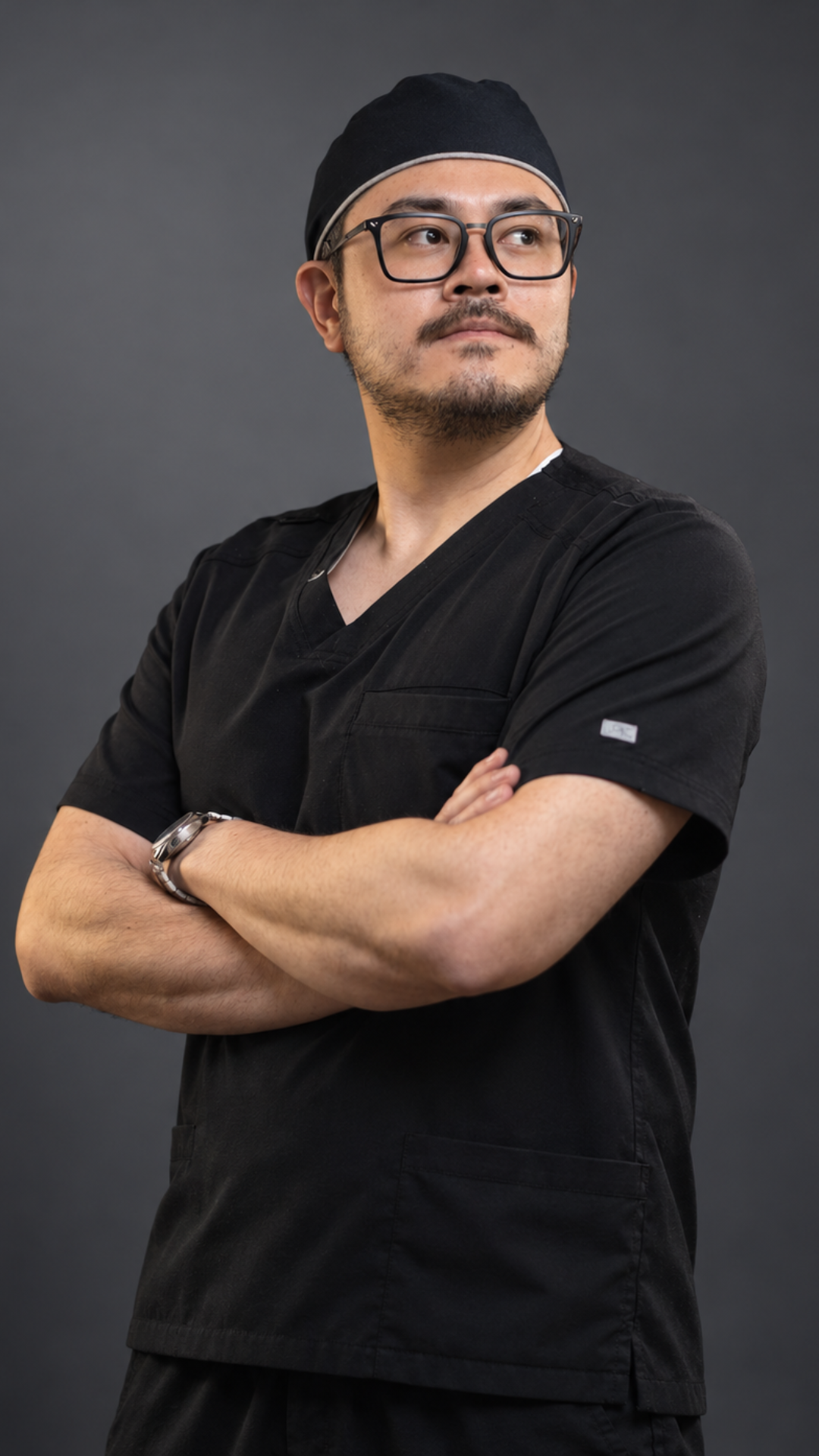 Dr. Pedro Martínez con uniforme y gorro negro